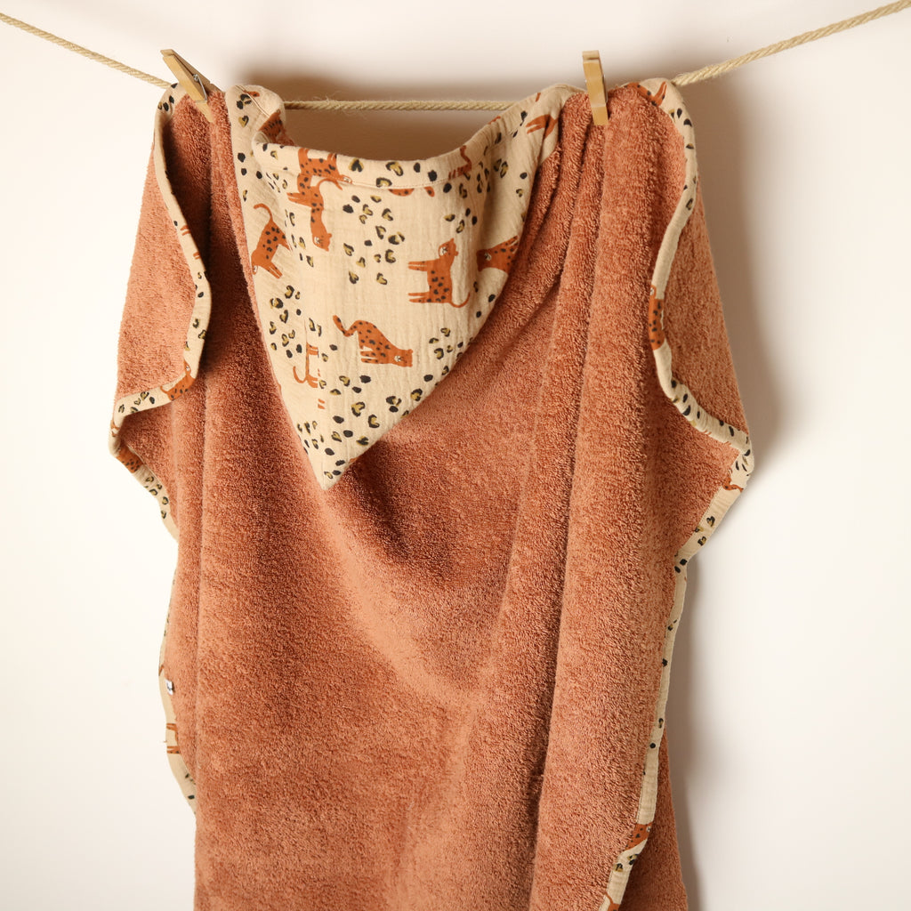 Cape de bain en éponge avec capuche doublée en lange motif léopards, fabrication artisanale.