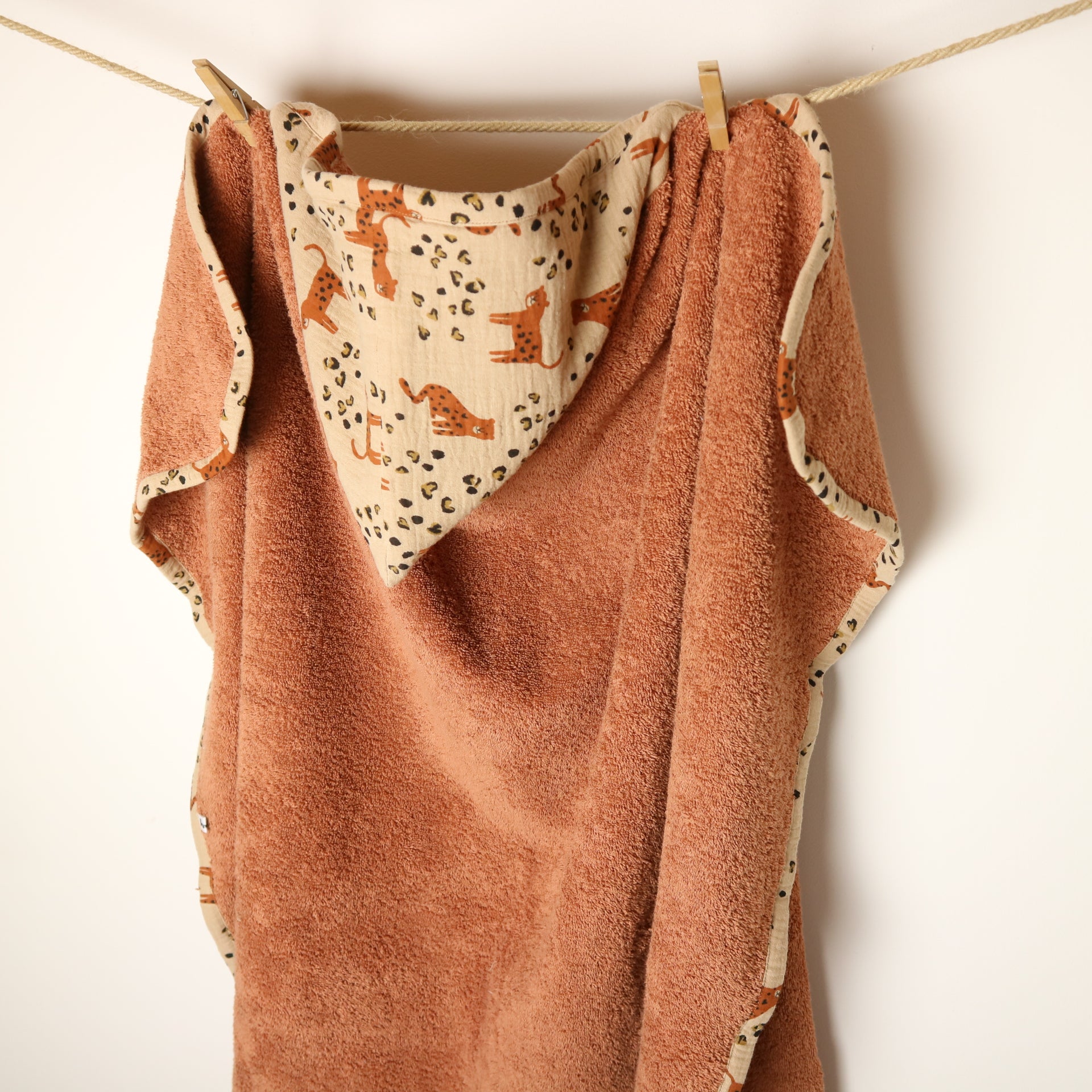 Cape de bain en éponge avec capuche doublée en lange motif léopards, fabrication artisanale.