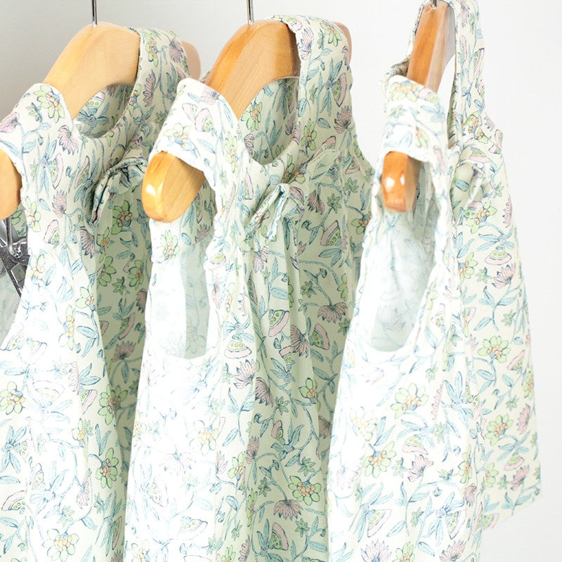 Cette petite robe peut faire l'objet d'un cadeau de naissance original