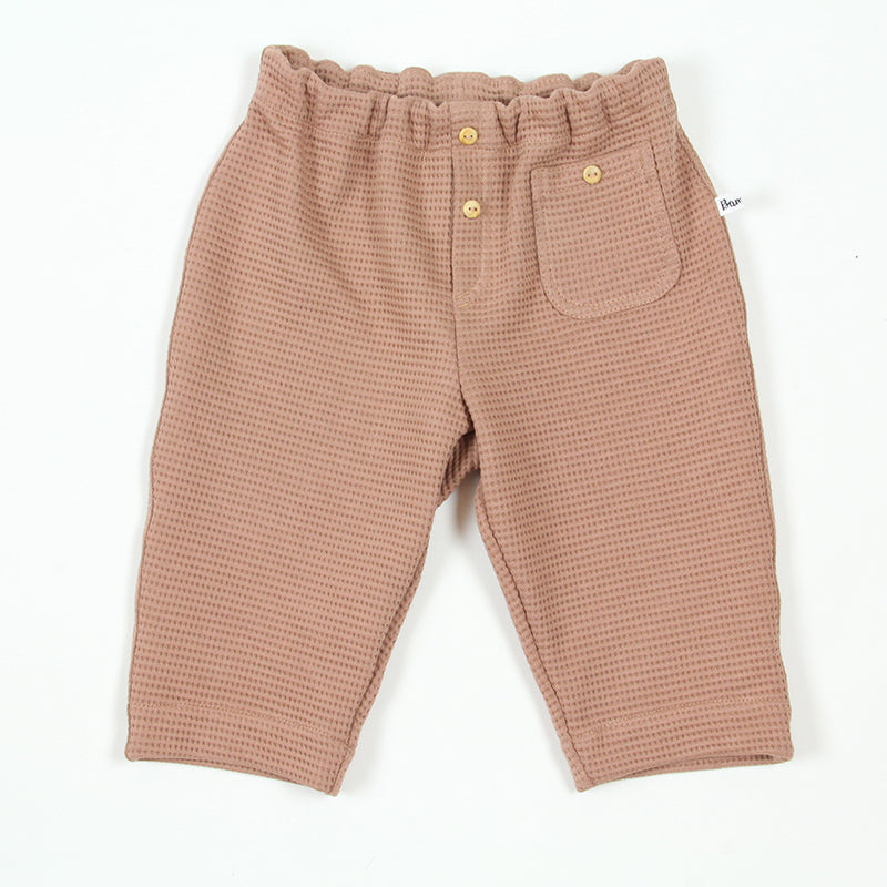 Tissu gaufré noisette GOTS pour ce mignon petit pantalon de bébé