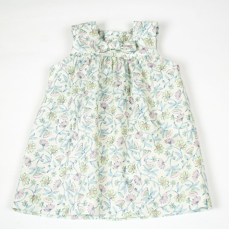 La robe India avec ses petites fronces et son nœud décoratif enchantera les petites filles