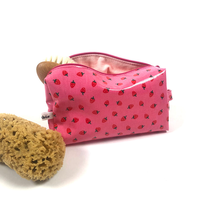 Trousse de toilette pour bébé motif petites fraises