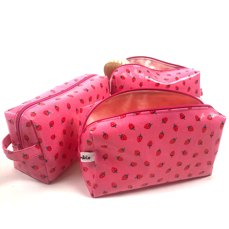 Les trousse de toilette petites fraises de chez Bambio