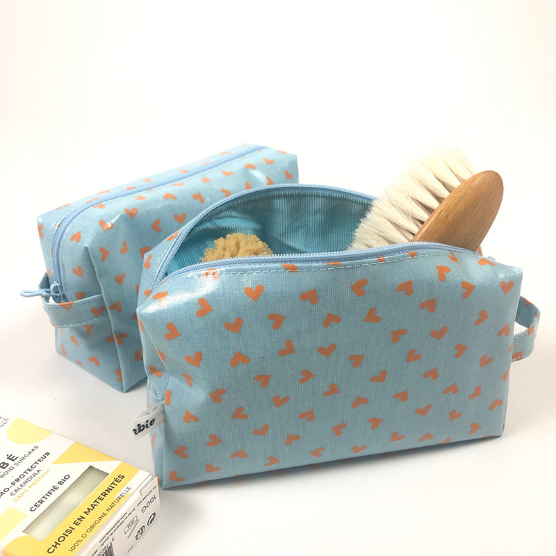 Trousse de toilette bébé cœurs orange sur fond bleu ciel