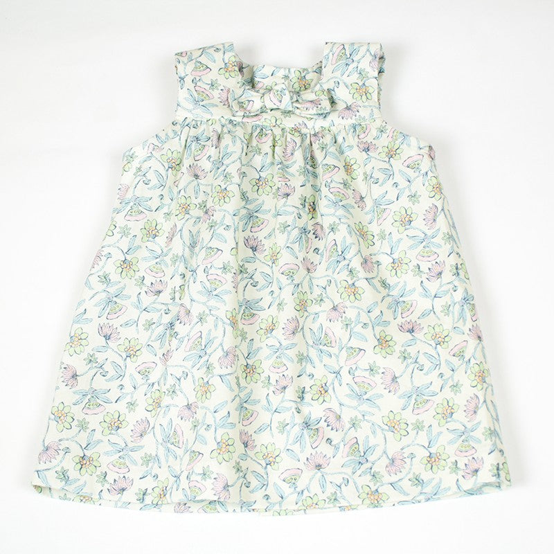 Tissu biologique et fabrication française, cette petite robe coche toutes les cases pour un cadeau de naissance parfait !