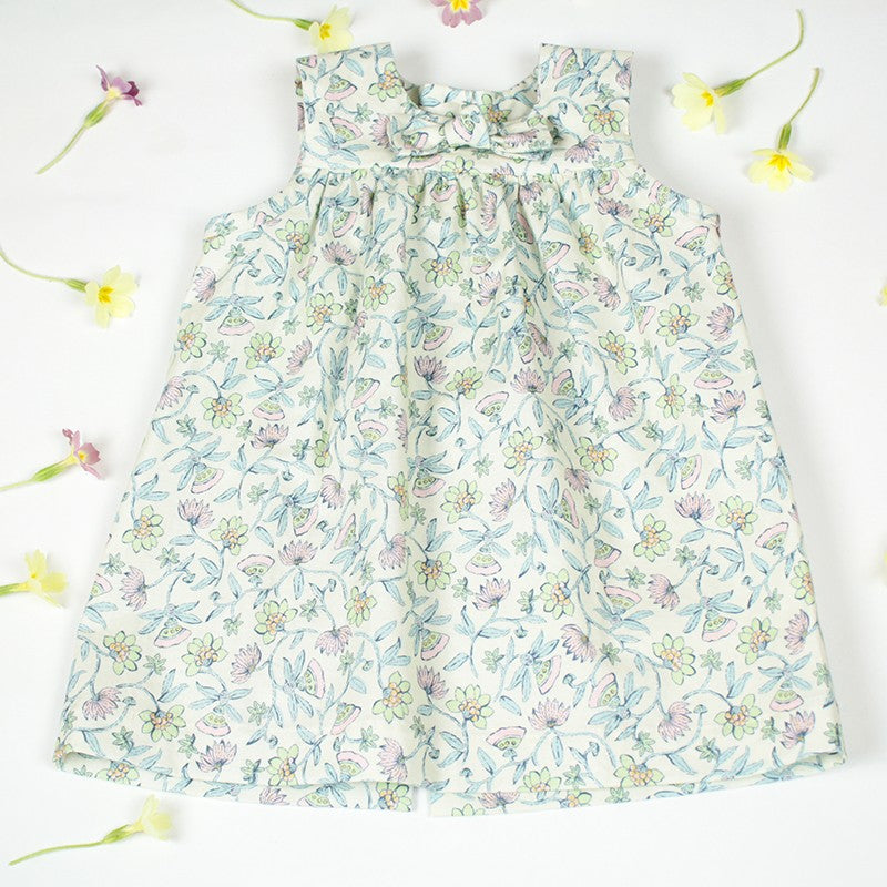 Des petite fleurs colorées sur un fond écru, et un joli nœud sur le devant pour une tenue idéale cet été