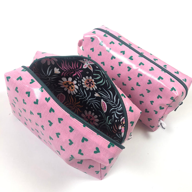 Petite trousse de toilette bébé cœurs verts en coton enduit doublé de tissu biologique