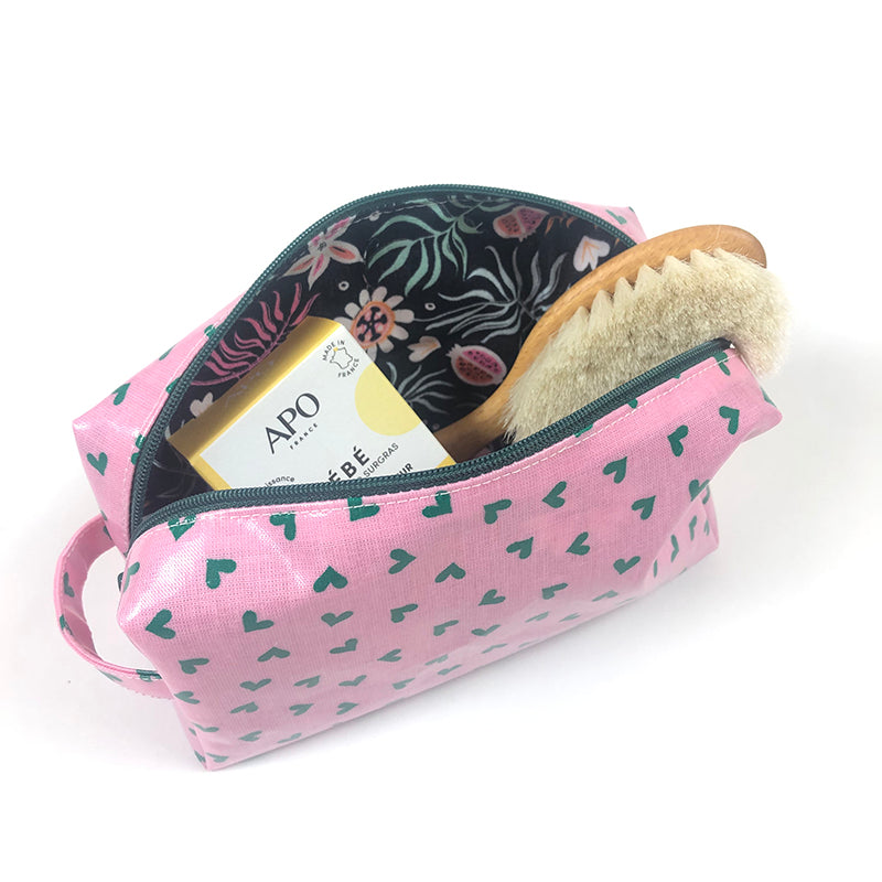 Trousse de toilette bébé cœurs verts sur fond rose clair