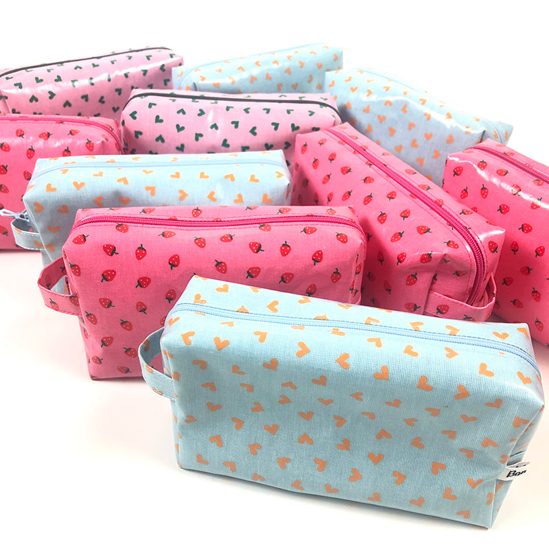 Assortiment  de trousses de toilette bébé en coton enduit entièrement doublées, fabrication France