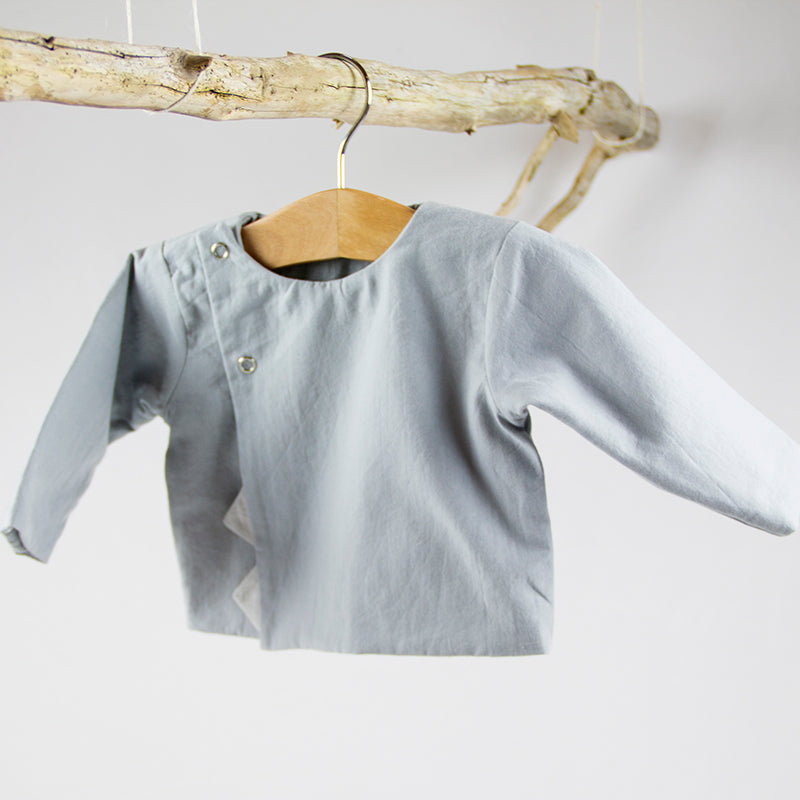 Petite blouse en chambray de coton organique réalisée en France