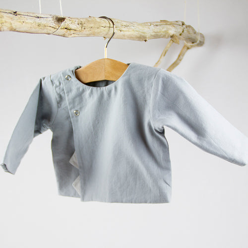 Petite blouse en chambray de coton organique réalisée en France