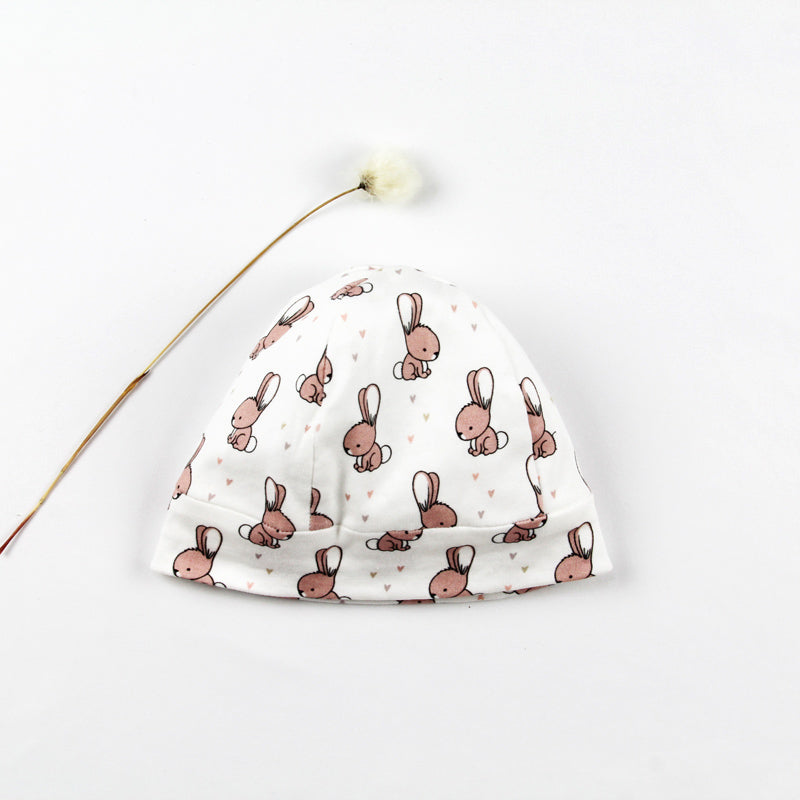 Petit bonnet en coton biologique imprimé de lapins beige