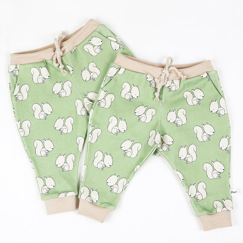 Les jolis pantalons écureuils bio et fabriqués en France avec les petites poches côtés.