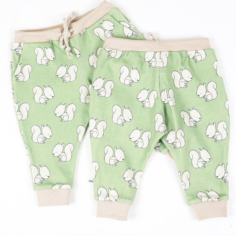 Taille bien ajustée avec le cordon réglable, le petit  pantalon écureuils ravira bébé !