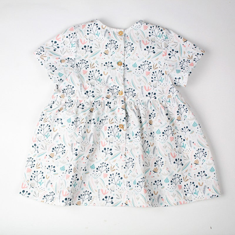 Robe bébé fruits des bois en tissu Liberty bio, boutonnage dos.