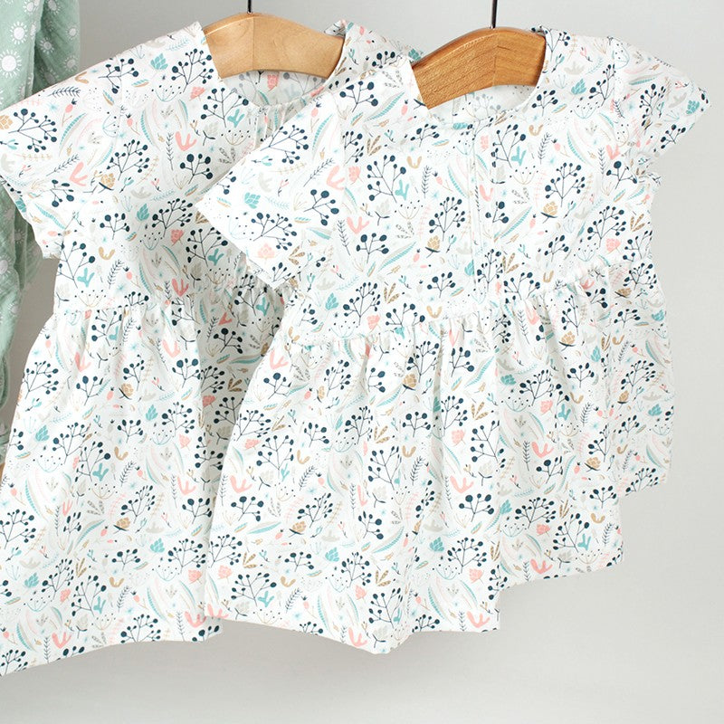 La robe bébé en tissu de qualité biologique Liberty, pour tous les jours d'été, pour les jours de fête, on l'adore.