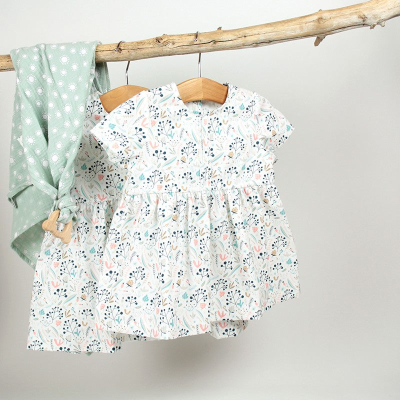 Petite robe légère en tissu Liberty, fond blanc, du 6 au 24 mois.