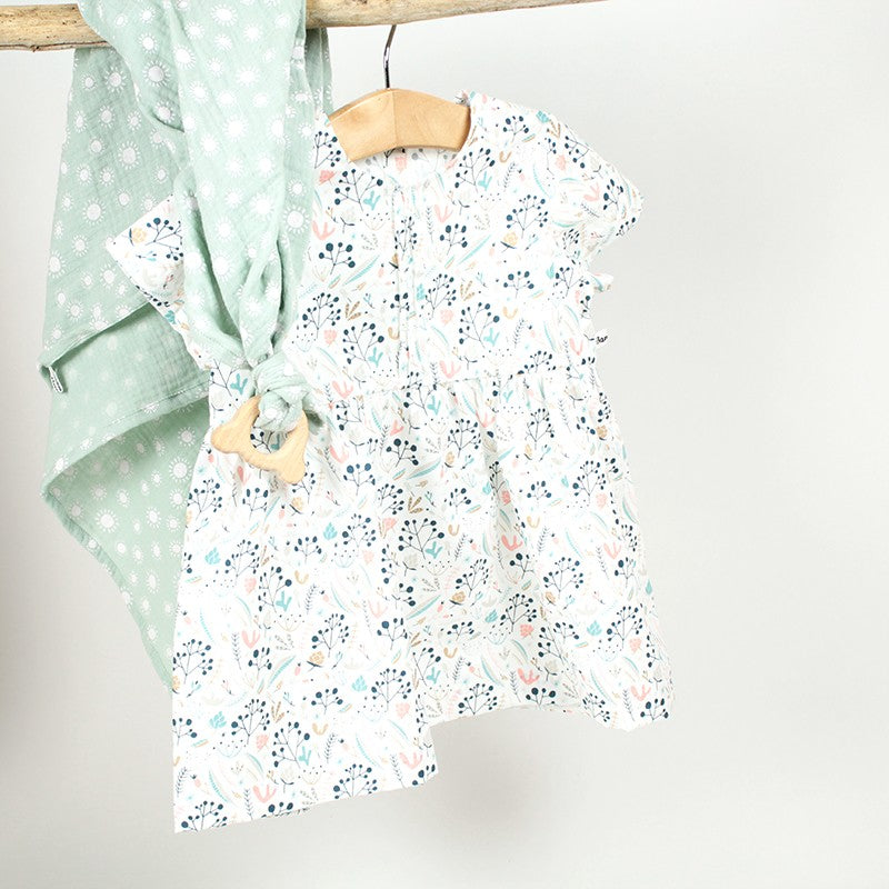 Tenue parfaite d'été, la petite robe bébé fruits des bois, un motif délicat, une coupe avec des petites fronces à la taille.