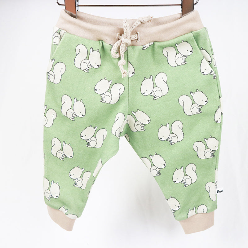 Vite enfilé, tout doux et extensible, le petit pantalon écureuils est en coton organique.